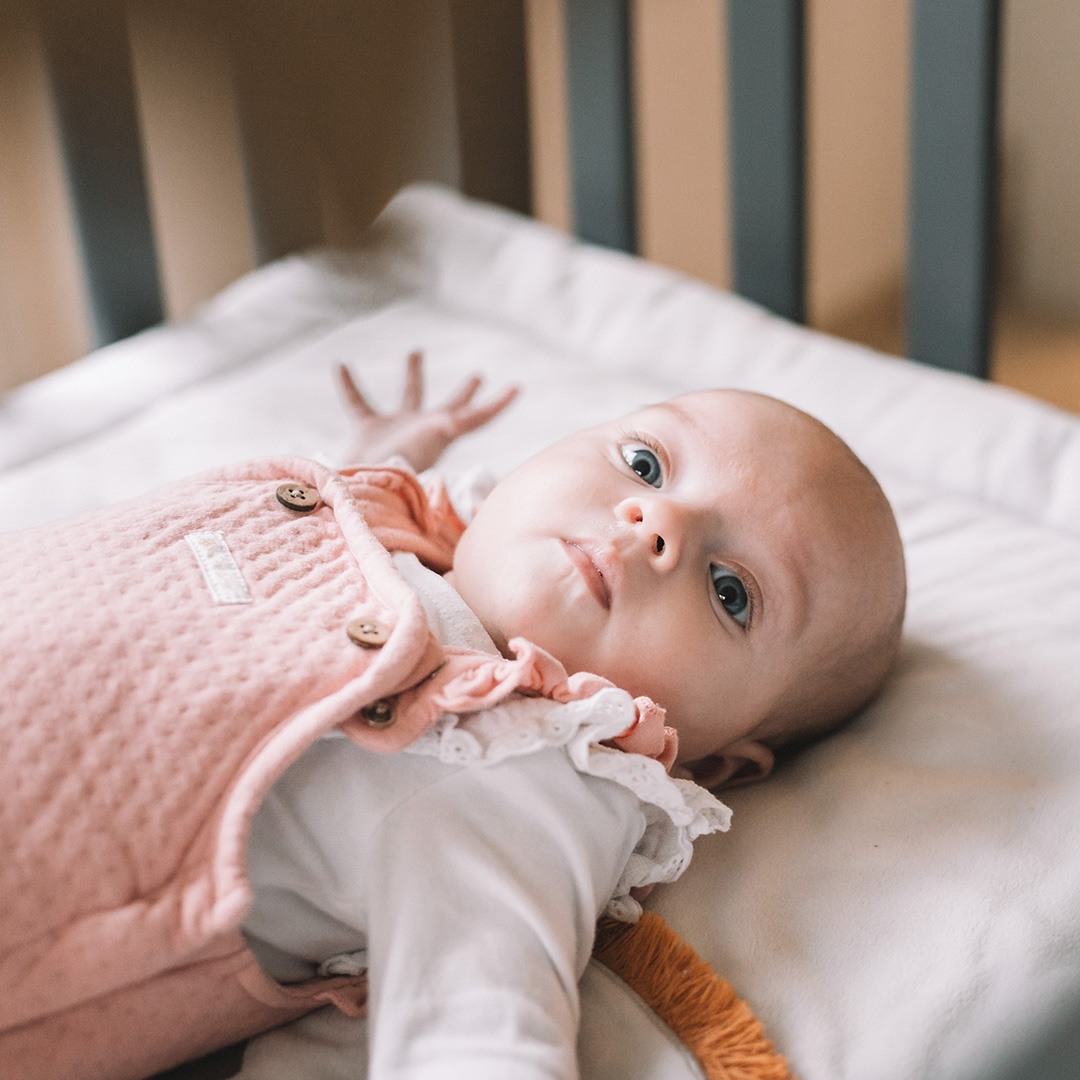bebe dans le berceau