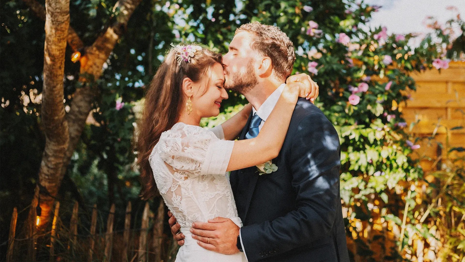 Baiser des mariés au jardin sous une lumière dorée, reportage mariage à Brest