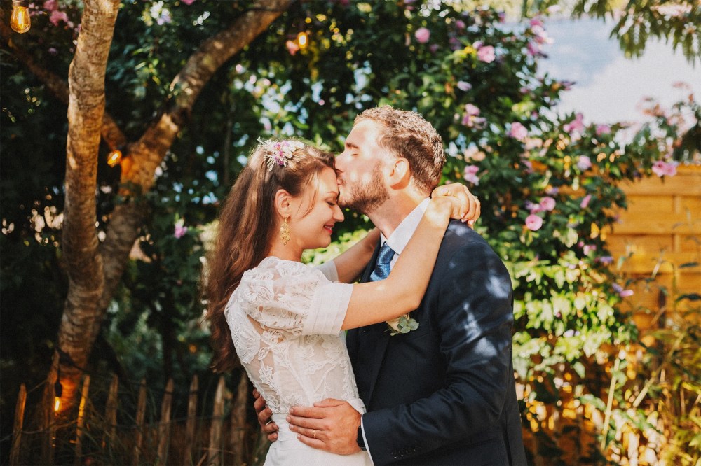 Baiser des mariés au jardin sous une lumière dorée, reportage mariage à Brest