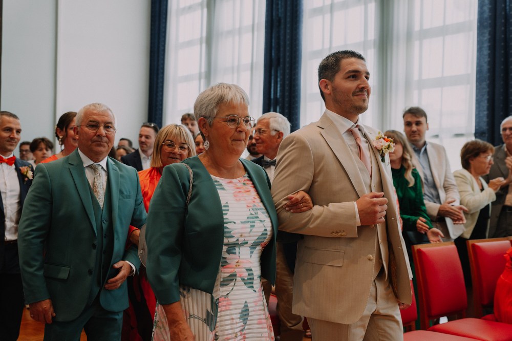 le marié et sa mère à la mairie de brest